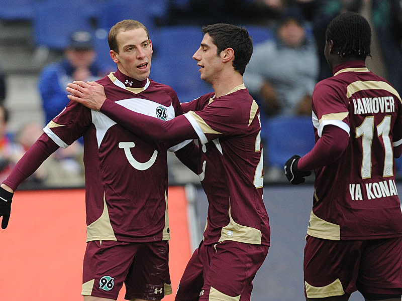 Eiskalt: Torschütze Schlaudraff (li.) wird von Stindl und Ya Konan beglückwünscht.