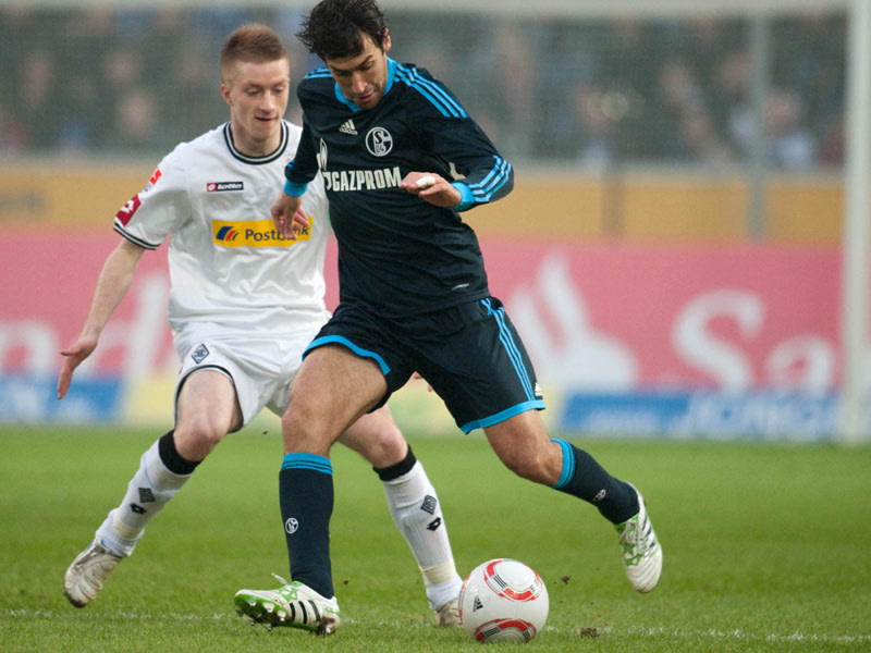 Schalkes Raul sichert den Ball vor dem Gladbacher Torsch&#252;tzen Marco Reus.