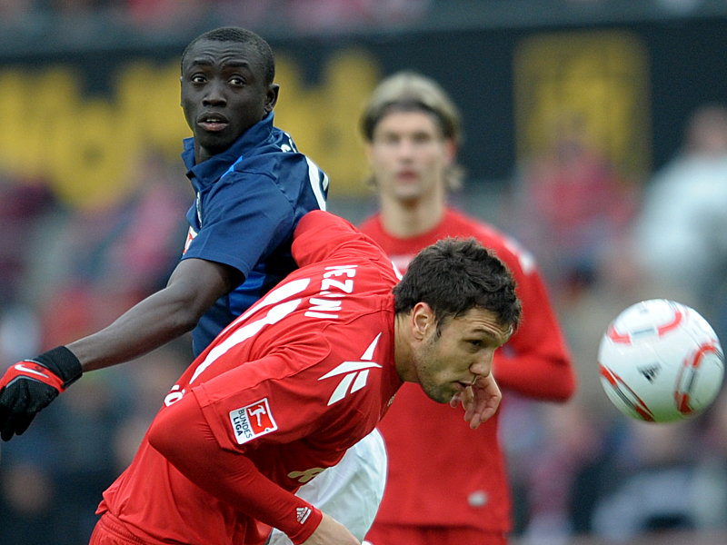 Einen Schritt voraus: K&#246;lns Pezzoni ist vor Ciss&#233; am Ball.