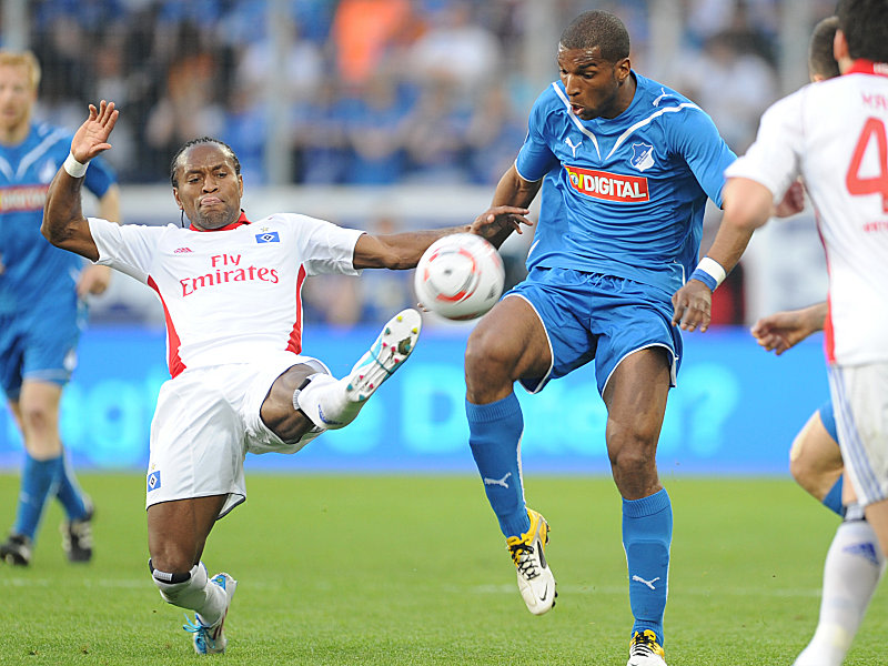 Kampf um den Ball: Z&#233; Roberto (l.) gegen Hoffenheims Ryan Babel.  