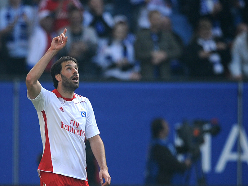 Bedankt sich an h&#246;chster Stelle: Ruud van Nistelrooy nach seinem verwandelten Strafsto&#223;.