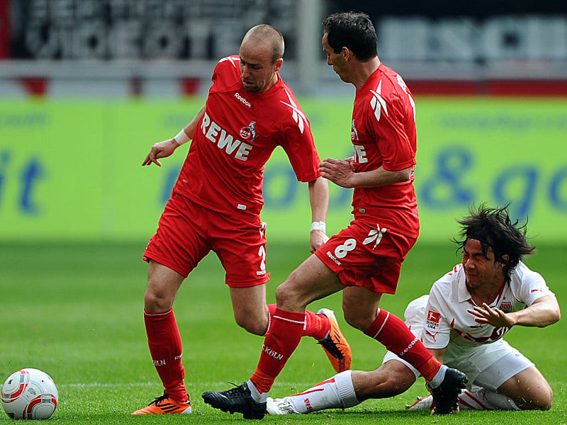 Verrenkungen: K&#246;lns Brecko (li.) und Petit im Duell mit Stuttgarts Okazaki.