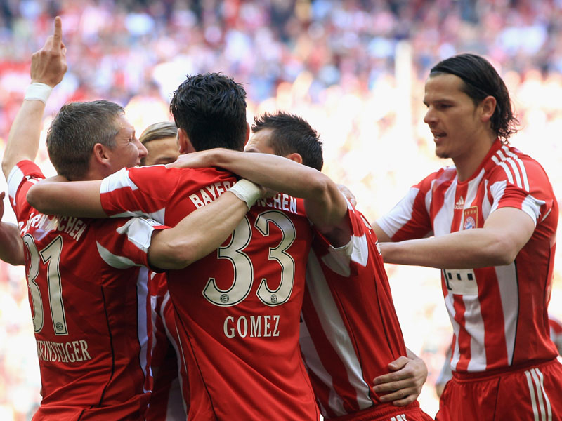 Kollektiver Bayern-Jubel um Hattrick-Torsch&#252;tze Mario Gomez.