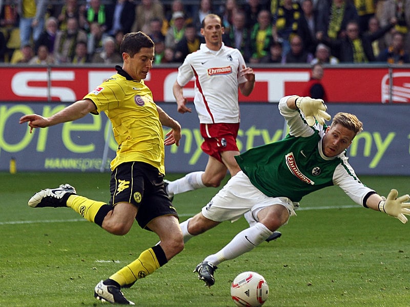 Seine dritte gro&#223;e Chance nutzte Dortmunds Lewandowski (li.) gegen Freiburgs Baumann zum 2:0.