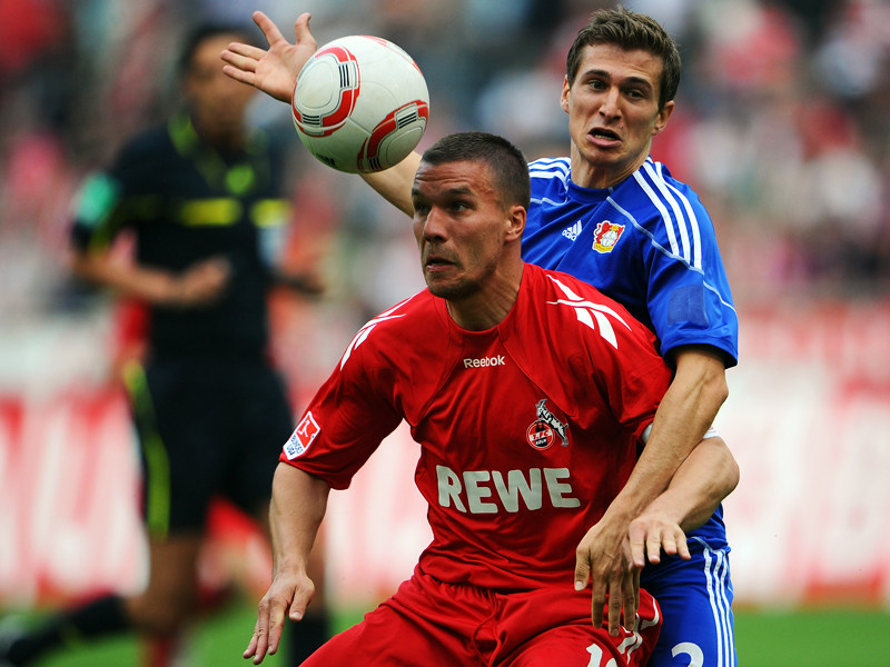 Vorteil K&#246;ln: Lukas Podolski setzt sich hier gegen Leverkusens Schwaab durch. 
