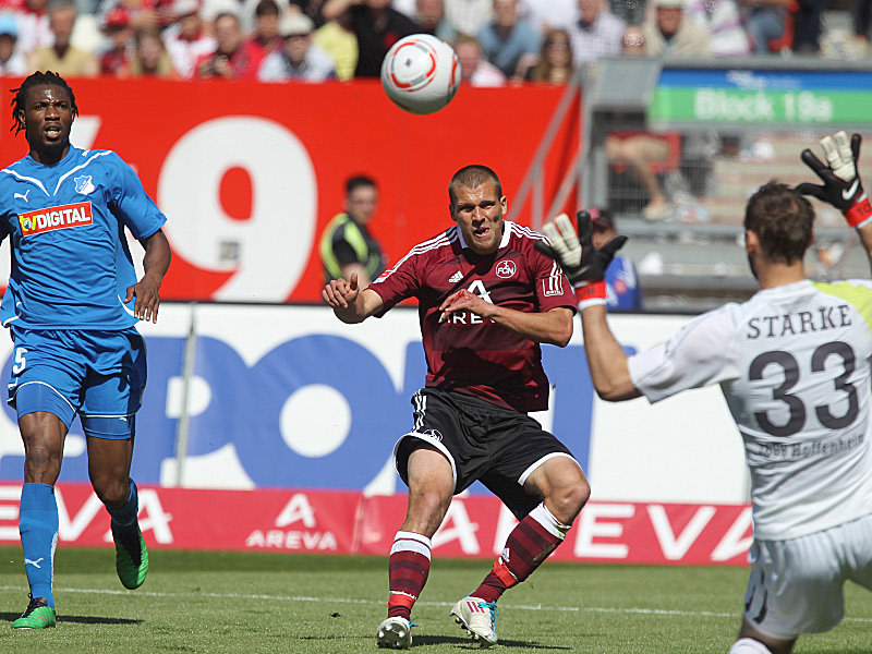 Christian Eigler (M.) schlenzt hier den Ball an Keeper Tom Starke vorbei an die Latte. 