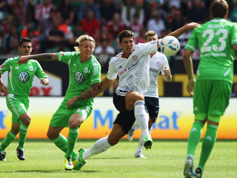 F&#252;r den Goalgetter war kein Durchkommen: Wolfsburgs Simon Kjaer (li.) hielt Mario Gomez gut in Schach.