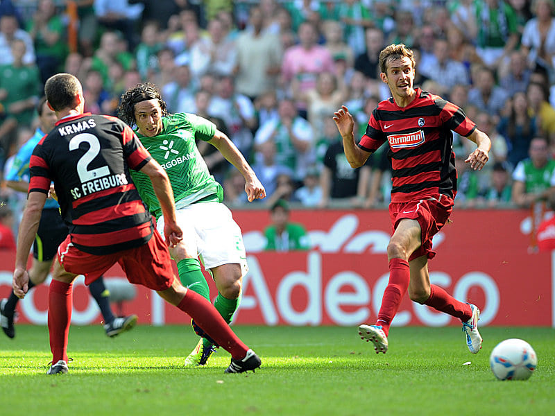 Tor beim Startelf-Comeback: Claudio Pizarro (mi.) erzielt das zwischenzweitlich 2:1 f&#252;r Werder.