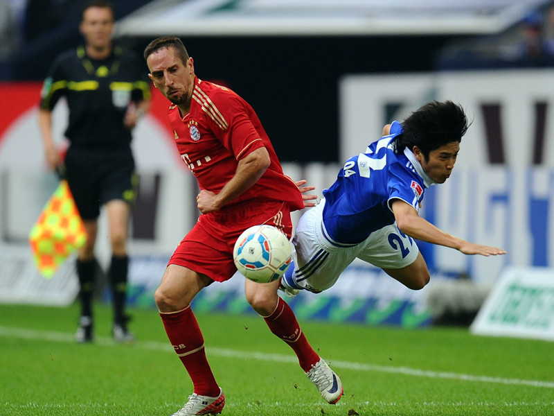 Abflug: Schalkes Japaner Atsuto Uchida im Duell mit Gegenspieler Franck Ribery.