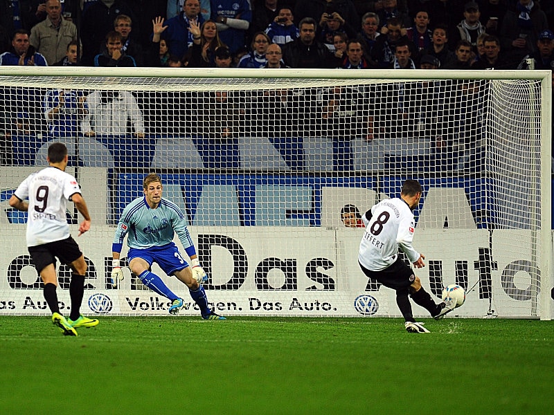 Schock f&#252;r Schalke: Tiffert (re.) verwandelt gegen Schlussmann Unnerstall den Elfmeter zum 1:0.