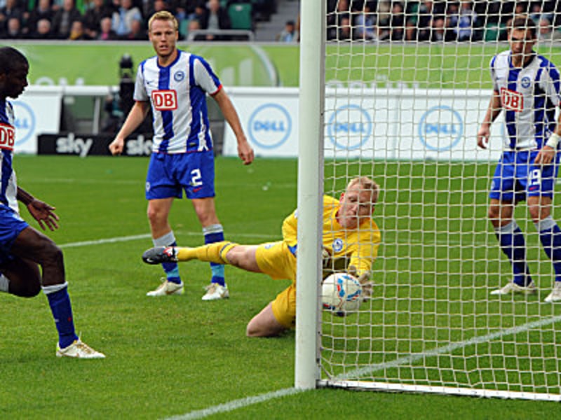 Das war knapp: Hertha-Keeper Burchert kratzt einen von Lell abgef&#228;lschten Ball von der Linie.