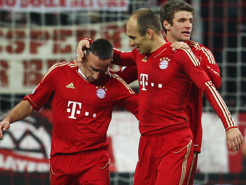 Gut gemacht, Franck! Arjen Robben jubelt mit Ribery, Thomas M&#252;ller freut sich mit.