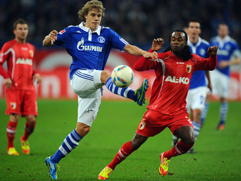 Schalkes Torvorbereiter Teemu Pukki behauptet das Leder gegen Augsburgs Lorenzo Davids.