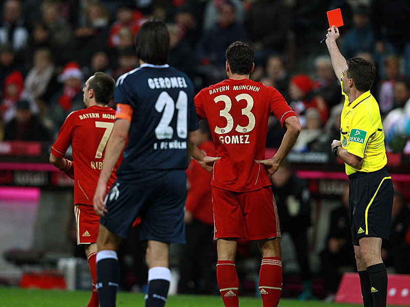 Abk&#252;hlung: Referee Winkmann stellt Ribery (li.) vom Platz.