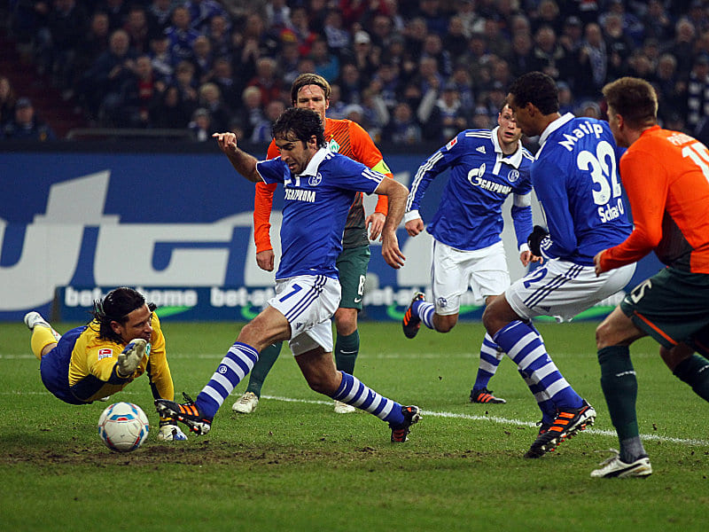 Der erste Streich: Raul (Nr.7) markiert das 1:0 f&#252;r Schalke 04. Werder-Keeper Wiese streckt sich vergebens