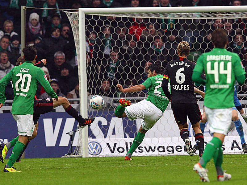 Claudio Pizarro setzt zum Schuss zum 1:0 gegen Leverkusen an. 