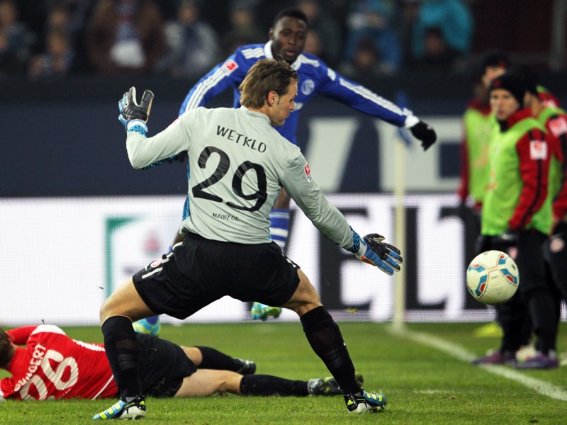 Ins kurze Eck: Schalkes Obasi deckt Wetklos schweren Fehler mit einem herrlichen Schuss auf. 