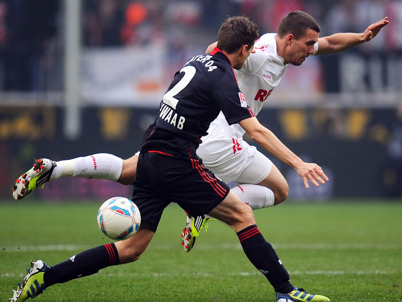 Auch mit Lukas Podolski, hier gegen Daniel Schwaab, lief es f&#252;r K&#246;ln gegen Leverkusen nicht rund.