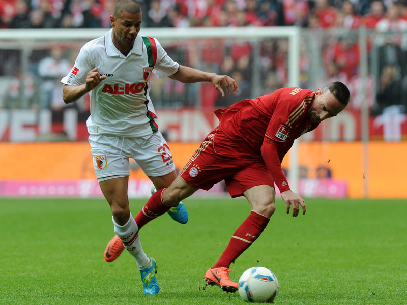 Geburtstagskind Franck Ribery (re.) gegen Augsburgs Marcel Ndjeng.