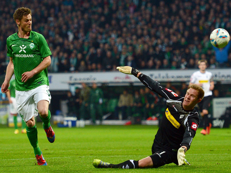 Die F&#252;hrung der Bremer: Markus Rosenberg &#252;berwindet Gladbachs Keeper Marc-Andr&#233; ter Stegen.