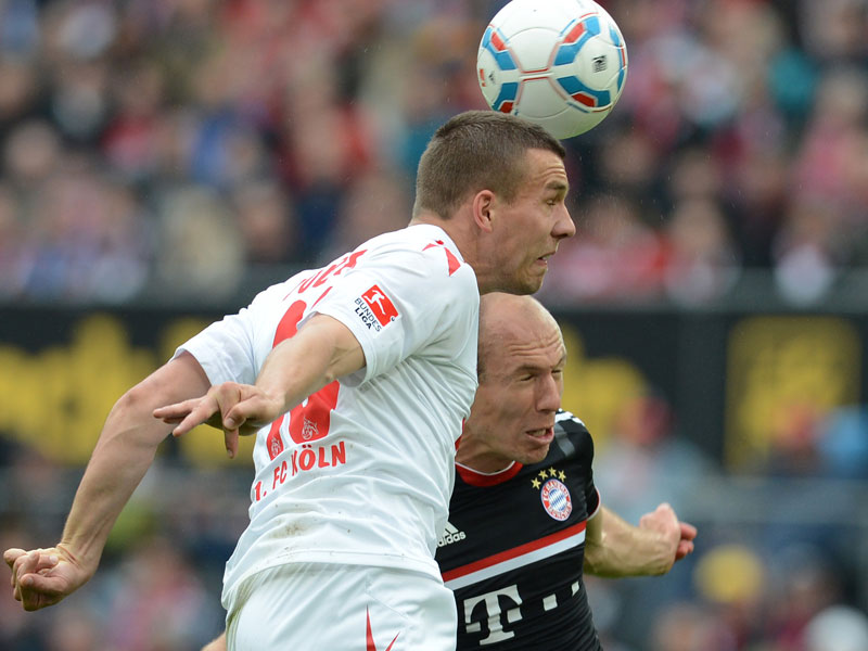 Lukas Podolski gewinnt hier das Luftduell gegen Arjen Robben, sein FC aber steigt ab.