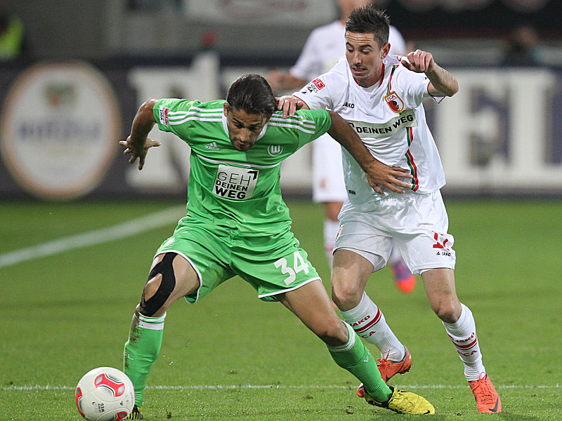 Wolfsburgs Rodriguez schirmt den Ball vor dem Augsburger Petrzela ab.