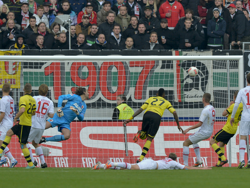 Traumtor: Dortmunds Marco Reus zirkelt einen Freisto&#223; zum 1:0 in den Winkel. 