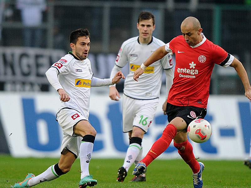 Unter Bedr&#228;ngnis: Gladbachs Rupp (li.) und Nordtveit im Duell mit Soto (re.).