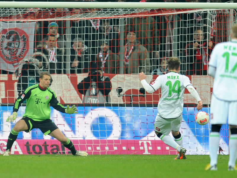 1:0! M&#246;nchengladbachs Thorben Marx verwandelt den Handelfmeter gegen Bayerns Manuel Neuer.