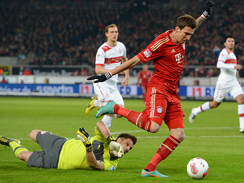 Kurz vor dem ersten Tor des Abends: Bayerns Mnadzukic hat VfB-Keeper Ulreich umkurvt.