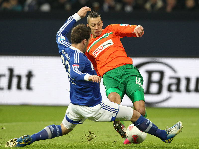 F&#252;rth (hier: Nikola Djurdjic, re.) hielt Schalke mit leidenschaftlichem Kampf in Schach.