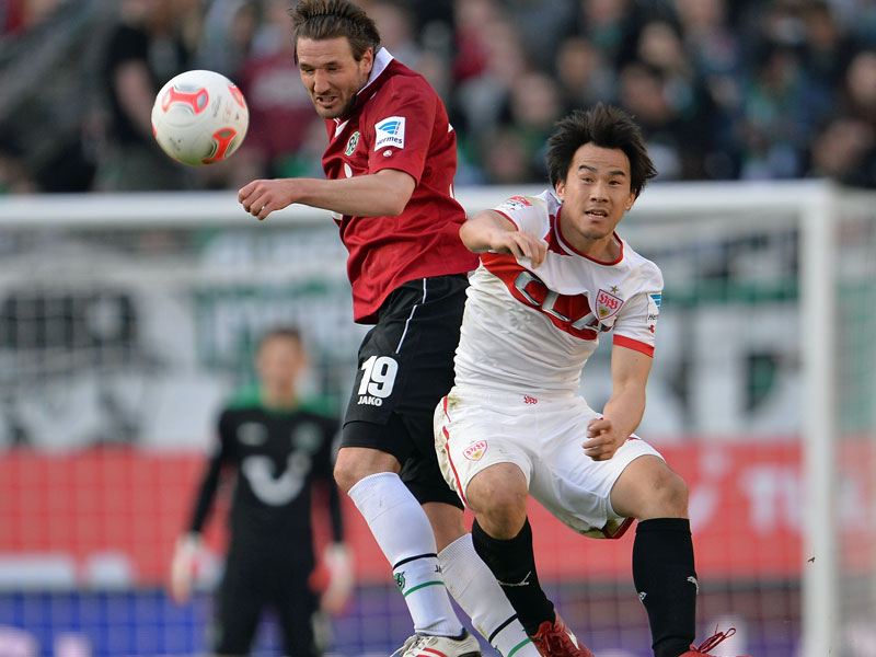 Christian Schulz entscheidet das Kopfballduell gegen Stuttgarts Shinji Okazaki zu seinen Gunsten.