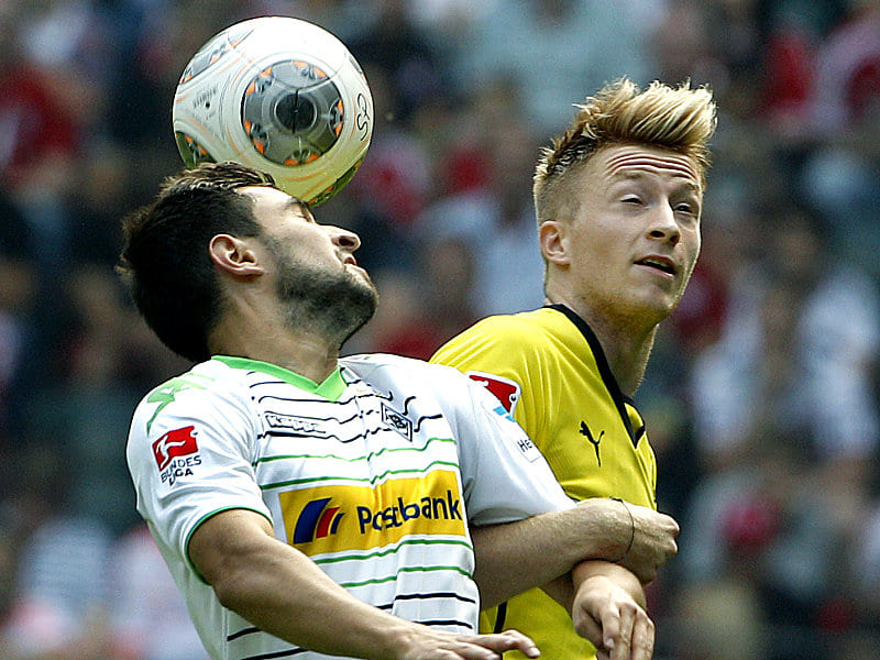 Zur&#252;ck an der alten Wirkungsst&#228;tte: Dortmunds Marco Reus im Kopfballduell mit dem Gladbacher Lukas Rupp.