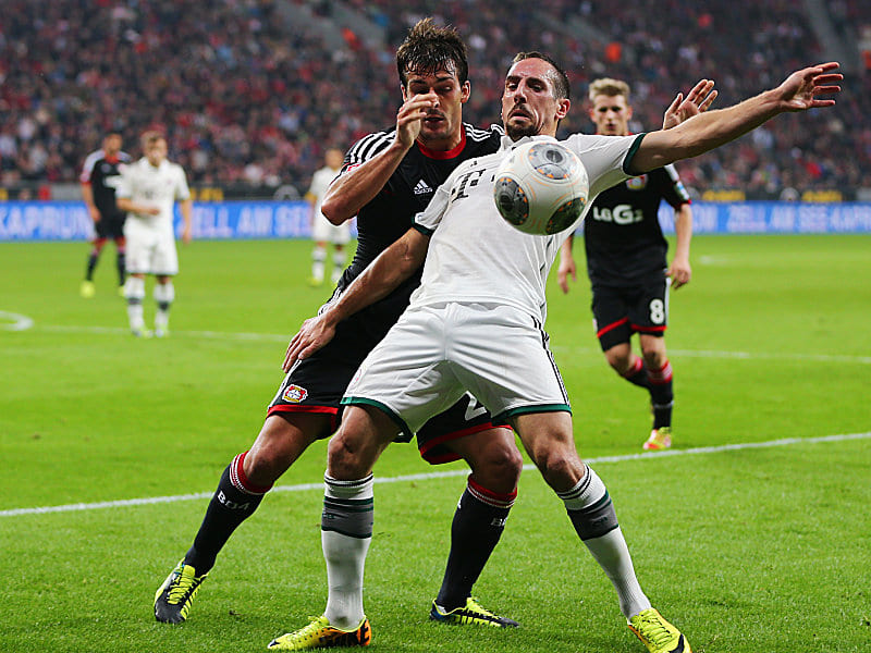 Starkes Spiel - wenig Ertrag: Bayerns Ribery schirmt den Ball vor Bayers Donati ab.