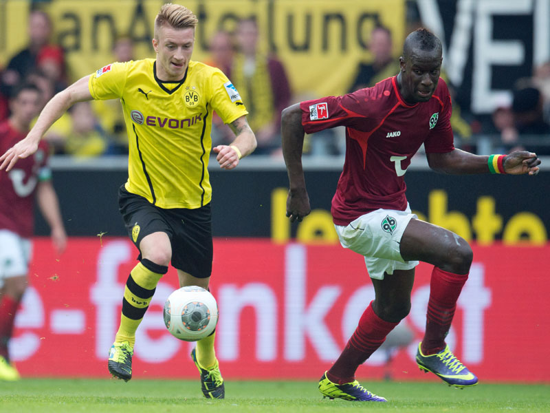 Dortmunds Siegtorsch&#252;tze Marco Reus (l.) behauptet den Ball gegen Hannovers Salif San&#233;. 