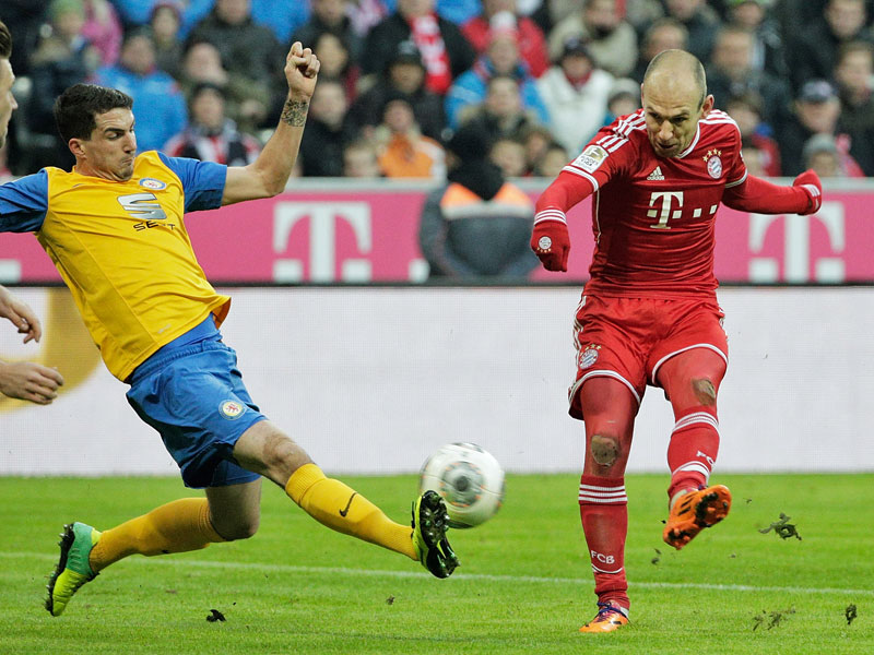 Nur Arjen Robben war in Torlaune: Der Niederl&#228;nder zieht vor Norman Theuerkauf ab und erzielt das 2:0.