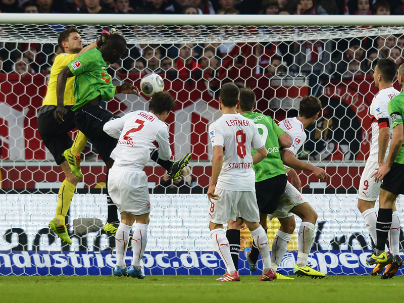 Fehlgriff mit Folgen: VfB-Keeper Ulreich kommt gegen Hannovers San&#233; einen Tick zu sp&#228;t.