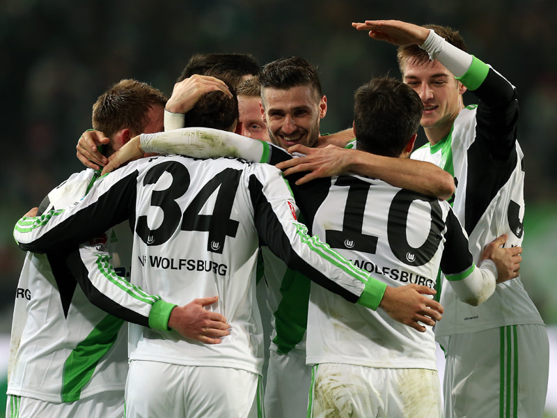 Tooor! Wolfsburgs Ricardo Rodriguez (#34) verwandelte einen Freisto&#223; direkt und freut sich mit der Mannschaft.