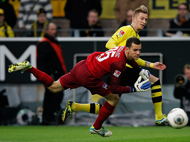 Marco Reus erzielt gegen Marius Gersbeck (v.) das 1:0 f&#252;r den BVB. 