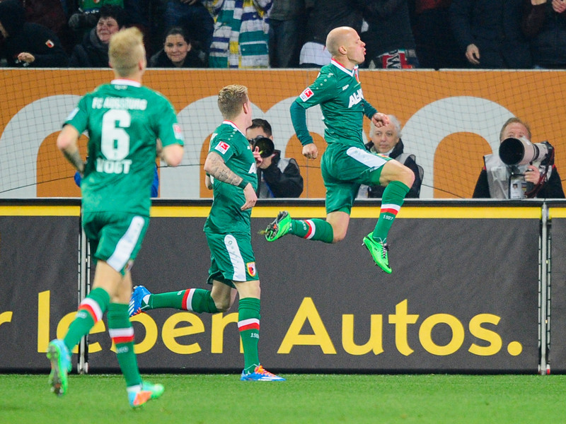 Abgehoben: Augsburgs Tobias Werner bejubelt seinen F&#252;hrungstreffer zum 1:0.