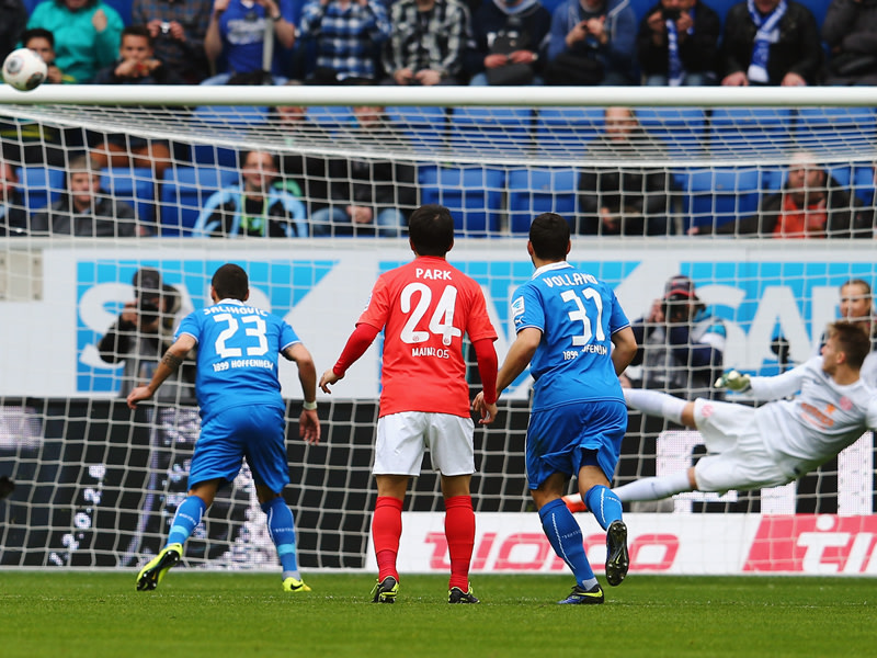 Chance vertan: Hoffenheims Sejad Salihovic (li.) jagt den Elfmeter &#252;ber den linken Winkel.