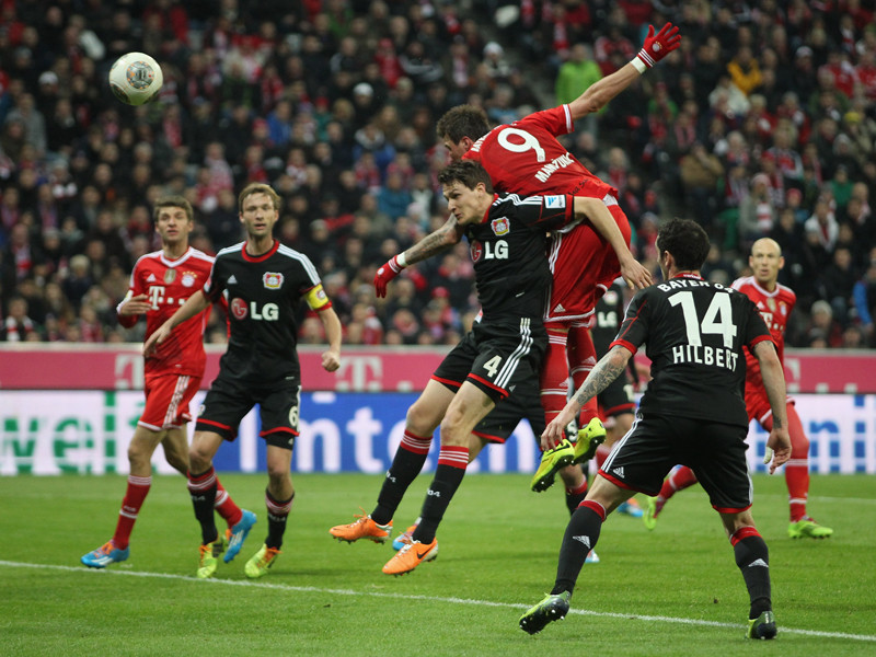 Bayerns Mario Mandzukic (#9) trifft per Kopf zum 1:0.
