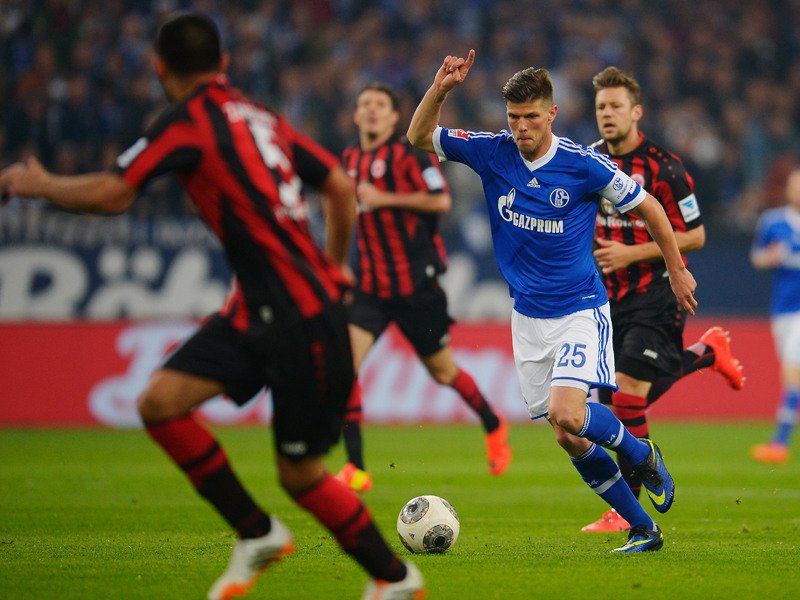 Umzingelt: Schalkes Klaas Jan Huntelaar hatte gegen Frankfurts Defensive einen schweren Stand.