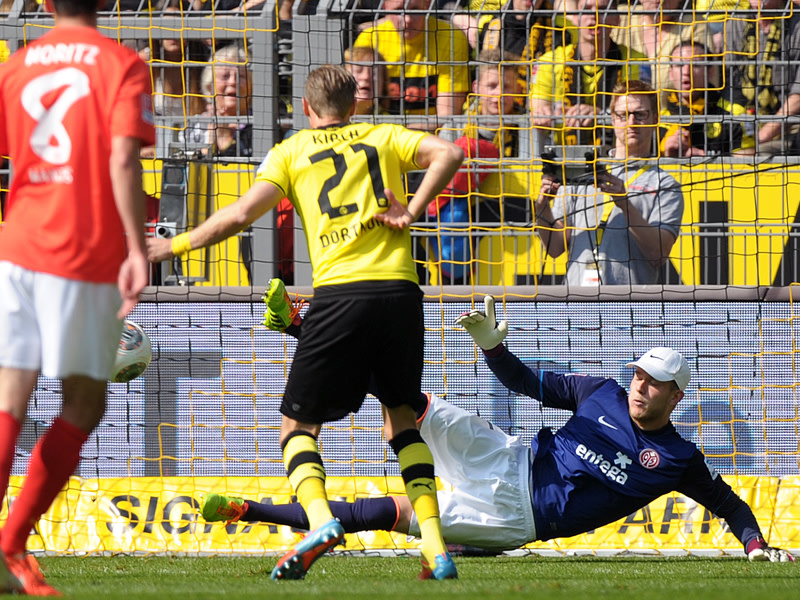 Dortmunds Oliver Kirch (#21) zieht die Hand weg, f&#228;lscht damit aber trotzdem zum 2:1 ab.