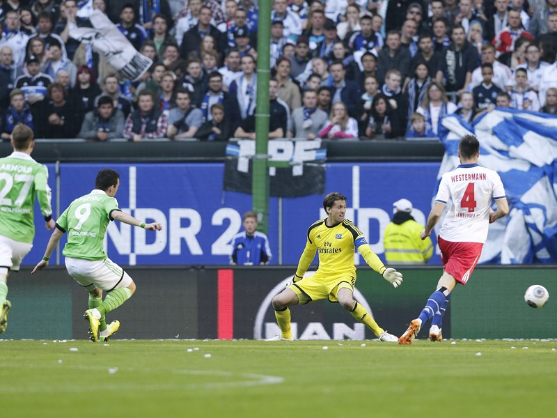Eiskalte Dusche: Wolfsburgs Ivan Perisic trifft schon nach 92 Sekunden gegen Hamburgs Rene Adler.
