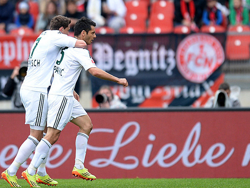 Komm in meine Arme: Sebastian Boenisch und Emir Spahic (re.) bejubeln die Leverkusener F&#252;hrung. 
