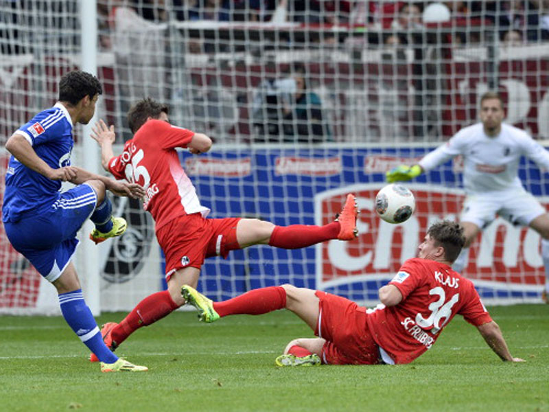 Premierentor: Kaan Ayhan zirkelt den Ball zum 1:0 gegen Freiburg aufs Tor.