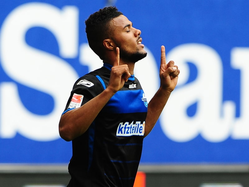 Dank nach oben: Paderborns Kachunga traf zum 1:0 beim Hamburger SV. 