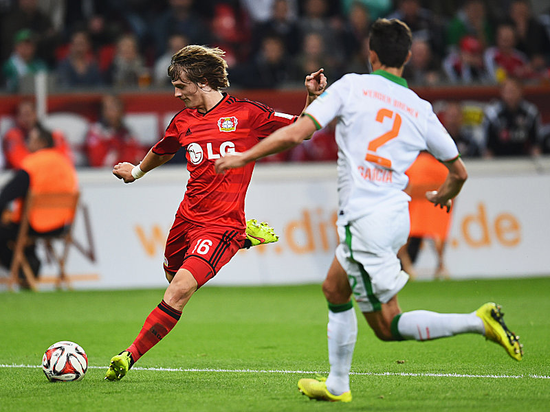 Tin Jedvaj erzielt wuchtig das 1:0 f&#252;r Leverkusen.