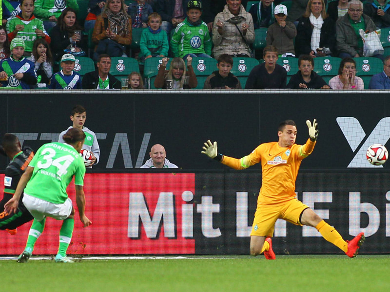 Durchgestartet: Wolfsburgs Ricardo Rodriguez (l.) trifft gegen Bremens Raphael Wolf zum 1:0.